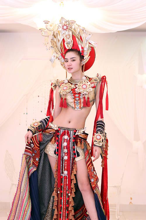Á hậu Ngọc Oanh diện bộ trang phục độc đáo của nhà thiết kế Lê Long Dũng. Cô tự tin trong cuộc thi Siêu mẫu Quốc tế 2012.